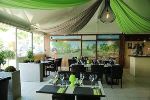 Dining - ZEcamping 4 étoiles piscine chiens acceptés club enfant tente BBQ 8m2 (Villeneuve-lès-Béziers)