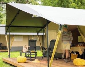 Outdoor dining - ZEcamping 3 étoiles piscine locatif 4 pers (Saintes)