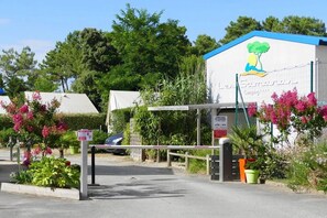 Property grounds - ZEcamping 3* piscine couverte piscine chauffée 4km plage locatif 17m2 (Saint-Hilaire-de-Riez)