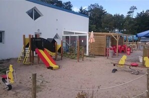 Children’s area - ZEcamping 3* piscine couverte piscine chauffée 4km plage locatif 17m2 (Saint-Hilaire-de-Riez)
