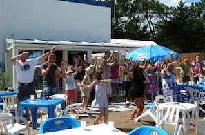 Outdoor dining - ZEcamping 3* piscine couverte locatif 23m2 (Saint-Hilaire-de-Riez)