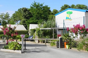 Property grounds - ZEcamping 3* piscine couverte locatif 23m2 (Saint-Hilaire-de-Riez)