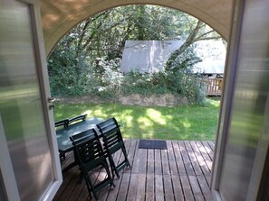 Outdoor dining - ZEcamping 3* piscine dog friendly bien-être locatif 16m2 4 pers (Urt)