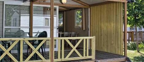 En träkonstruktion med en terrass, en täckt uteplats och en skylt som visar att det är en restaurang.