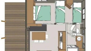 Un plan d’étage d’une chambre d’hôtel comprenant un lit, un bureau, une chaise, une petite salle de bain et une fenêtre.