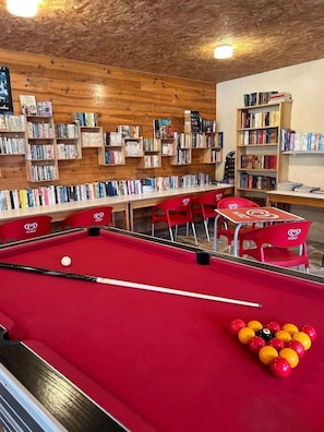 Games room - ZEcamping 3 étoiles chiens acceptés locatif BBQ 15m2 4 pers (Jumilhac-le-Grand)