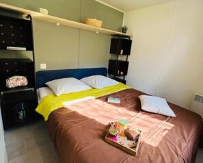 2 bedrooms, WiFi - ZEcamping 3 étoiles chiens acceptés locatif BBQ 15m2 4 pers (Jumilhac-le-Grand)