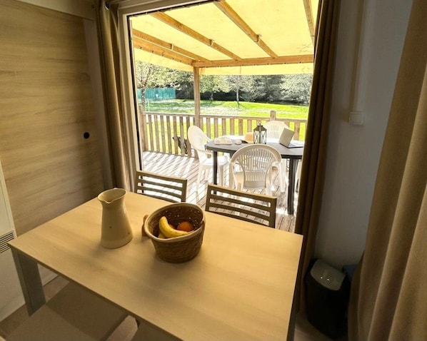 Dining - ZEcamping 3 étoiles chiens acceptés locatif BBQ 15m2 4 pers (Jumilhac-le-Grand)