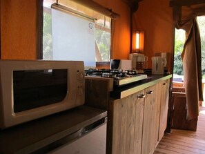 Fridge, microwave, stovetop - ZEcamping 3* tente BBQ 38m2 5 pers (Jumilhac-le-Grand)