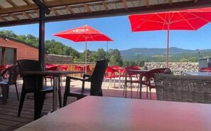 Outdoor dining - ZEcamping 3 étoiles - espace aquatique (Seix)