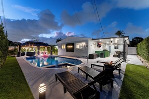 Outdoor pool, a heated pool - Tropical Getaway~Heated Pool~MiniGolf~BBQ~Pool table~Near FIFA World Cup Stadium (Fort Lauderdale)