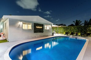 Pool - Tropical Getaway w/ Heated Pool, Mini Golf, Pool Table & BBQ (Fort Lauderdale)