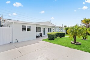 Exterior - Tropical Getaway w/ Heated Pool, Mini Golf, Pool Table & BBQ (Fort Lauderdale)