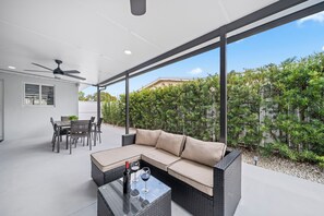 Outdoor dining - Tropical Getaway w/ Heated Pool, Mini Golf, Pool Table & BBQ (Fort Lauderdale)