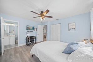 Room - Tropical Getaway w/ Heated Pool, Mini Golf, Pool Table & BBQ (Fort Lauderdale)