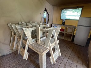 Eine rustikale Küche mit Holzmöbeln, einem Kühlschrank und einem Fenster mit Aussicht.