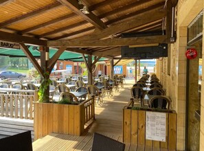 Outdoor dining - ZEcamping 4 étoiles animé piscine chauffée chiens acceptés tente 25m2 (Proissans)