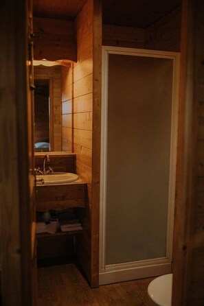 Bathroom - ZEcamping 4* familial piscine chauffée roulotte BBQ (Estipouy)