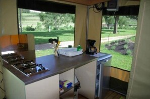 Fridge, microwave, stovetop - ZEcamping 3* piscine chauffée locatif BBQ 4 pers (Lesperon)