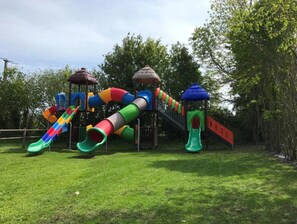 A playground with multiple slides and climbing structures. - ZEcamping 4* 500m plage piscine couverte chiens acceptés locatif 7m2 (Morsalines)