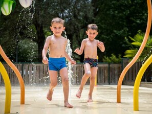 Children’s area - ZEcamping 3 étoiles familial piscine chauffée mobil-home 16m2 (Florac)