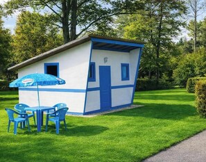 Outdoor dining - ZEcamping 3 étoiles toboggans pataugeoire dog friendly locatif 15m2 (Saint-Honoré-les-Bains)