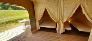 Terrace/patio - Camping 3 étoiles avec piscine - Tente lodge sans sanitaires (Mareuil en Périgord)