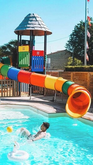 A heated pool - ZEcamping 3* piscine chauffée toboggans locatif 16m2 4 pers (Surgères)