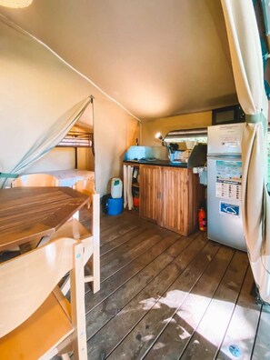 Dining - ZEcamping 3 étoiles piscine chauffée toboggans locatif 35m2 5 pers (Surgères)