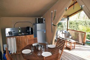 Outdoor dining - ZEcamping 3 étoiles piscine chauffée toboggans locatif 35m2 5 pers (Surgères)