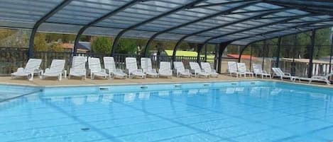 Una piscina techada, una piscina climatizada