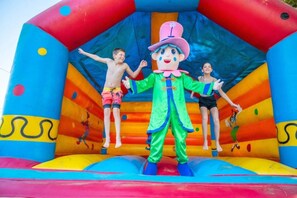 Children’s area - ZEcamping 3 étoiles familial toboggans locatif 16m2 4 pers (Sussargues)