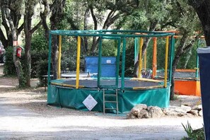 Property grounds - ZEcamping 3* animé toboggans dog friendly locatif 16m2 4 pers (Sussargues)