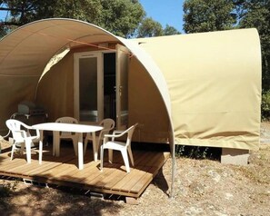 Outdoor dining - ZEcamping 3* animé toboggans dog friendly locatif 16m2 4 pers (Sussargues)