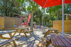 Outdoor dining - ZEcamping 3* animé toboggans dog friendly locatif 16m2 4 pers (Sussargues)