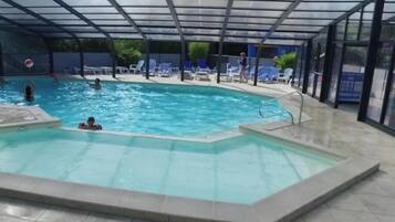 Una piscina techada, una piscina climatizada