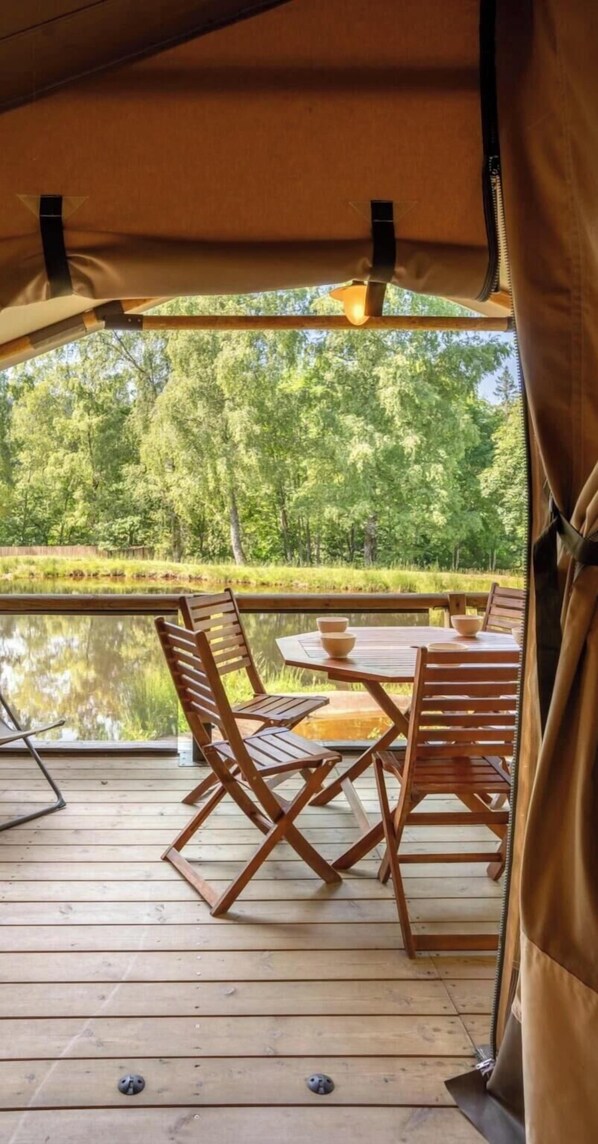 Outdoor dining - ZEcamping 4* familial piscine couverte pet friendly tente 35m2 5 pers (Granges-sur-Vologne)