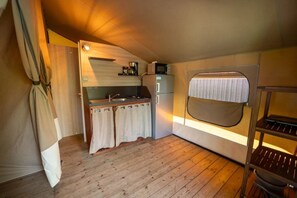 A compact kitchen with a sink, stove, and refrigerator. - ZEcamping 4* familial piscine couverte pet friendly tente 35m2 5 pers (Granges-sur-Vologne)