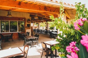 Outdoor dining - ZEcamping 3* piscine pet friendly chalet 3 pers (Saint-Remèze)