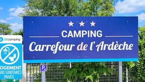 A blue sign with 'CAMPING Carrefour de l'Ardèche' text and a parking symbol. - ZEcamping 3* piscine pet friendly chalet 3 pers (Saint-Remèze)
