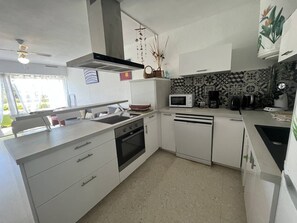 Kylskåp, mikrovågsugn, ugn och diskmaskin