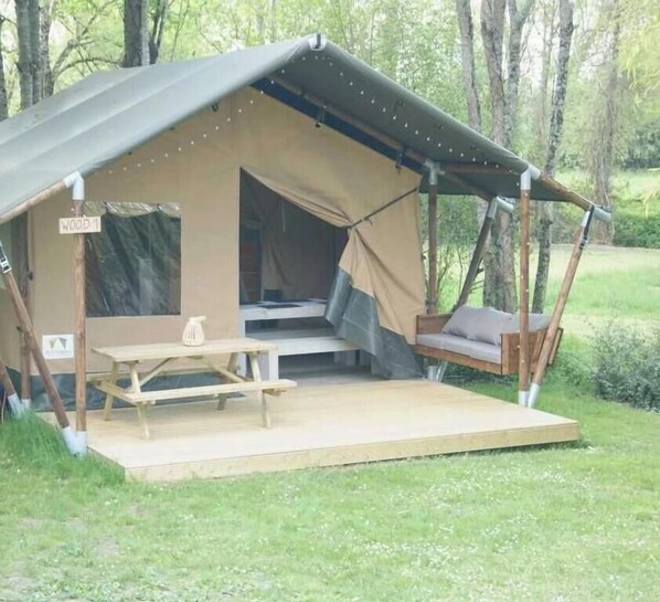 Outdoor dining - ZEcamping 3* piscine chauffée pataugeoire chiens acceptés locatif 40m2 (Vendoire)