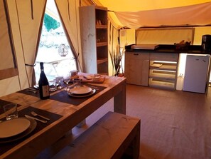 Dining - ZEcamping 3 étoiles piscine chauffée pataugeoire tente 41m2 4 pers (Vendoire)