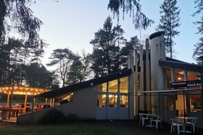 Outdoor dining - ZEcamping 3* piscine chauffée cabane BBQ 11m2 2 pers (Neuvic)