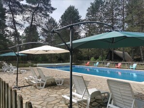 A heated pool - ZEcamping 3* piscine chauffée cabane BBQ 11m2 2 pers (Neuvic)