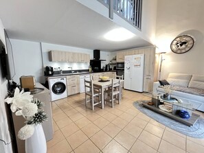 Interior - Beautiful air-conditioned house, Wi-Fi, sleeps 7, shared pool,10 min from the beach! (PORTIRAGNES)