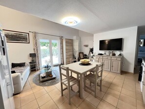 Dining - Beautiful air-conditioned house, Wi-Fi, sleeps 7, shared pool,10 min from the beach! (PORTIRAGNES)