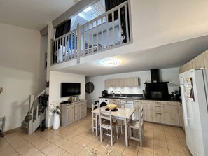 Dining - Beautiful air-conditioned house, Wi-Fi, sleeps 7, shared pool,10 min from the beach! (PORTIRAGNES)