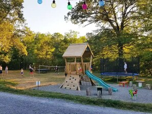 Children’s area - ZEcamping 3* piscine chauffée chiens acceptés locatif BBQ 2 pers (Saucède)