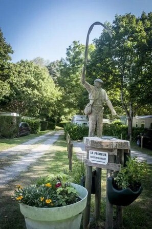 Property grounds - ZEcamping 3* piscine chauffée chiens acceptés locatif BBQ 2 pers (Saucède)